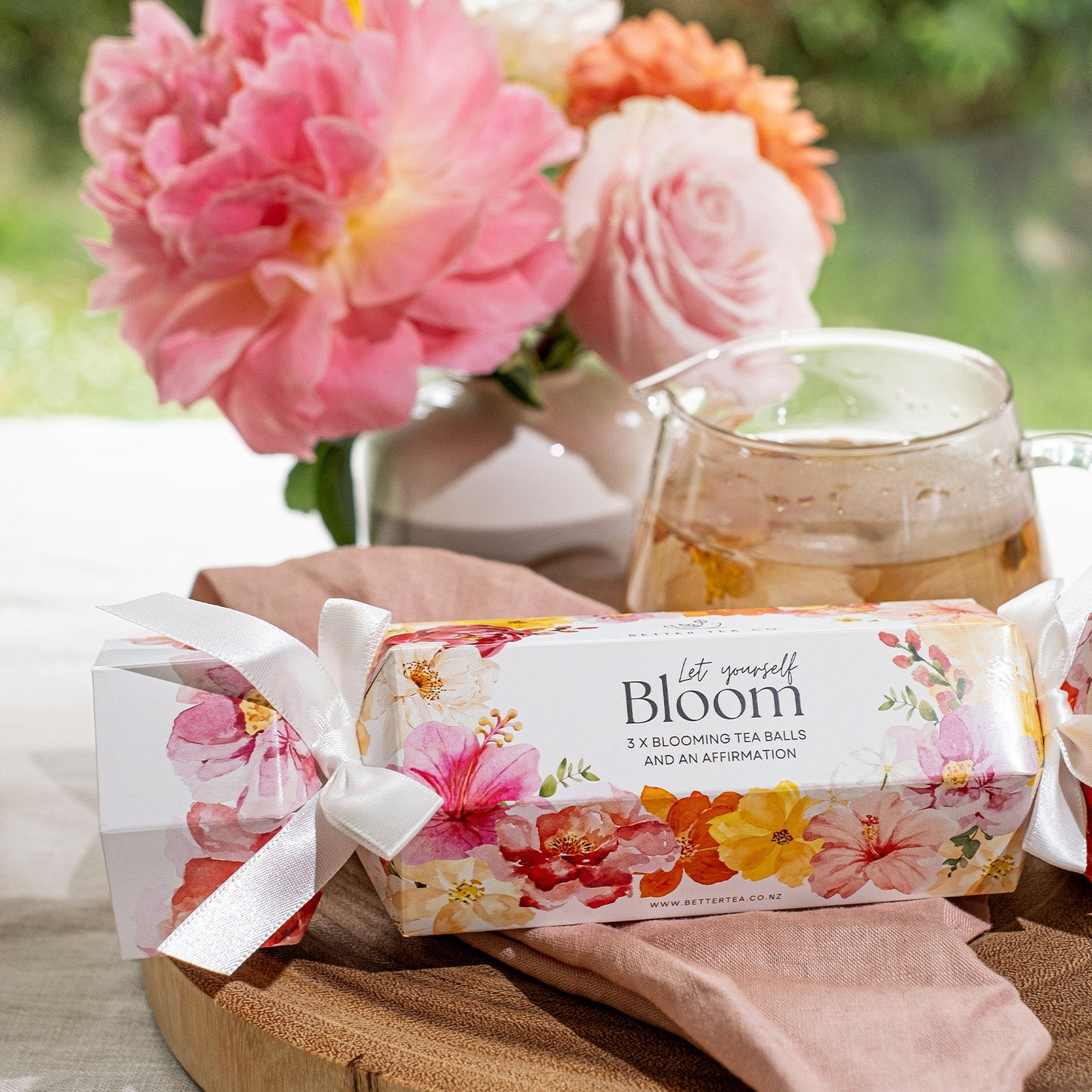 Better Tea Co. - Blooming Tea Christmas Crackers: Rustic neutrals
